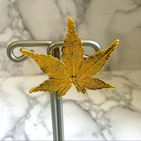 Gold Dipped Maple Leaf Pin - Picture 3 of 5